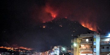 Μαίνεται η φωτιά στο Λουτράκι – Ενισχύθηκαν οι δυνάμεις της Πυροσβεστικής