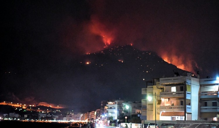 Μαίνεται η φωτιά στο Λουτράκι – Ενισχύθηκαν οι δυνάμεις της Πυροσβεστικής