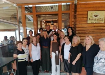 84η ΔΕΘ: Η Μαρέβα Μητσοτάκη φόρεσε ποδιά και άνοιξε φύλλο