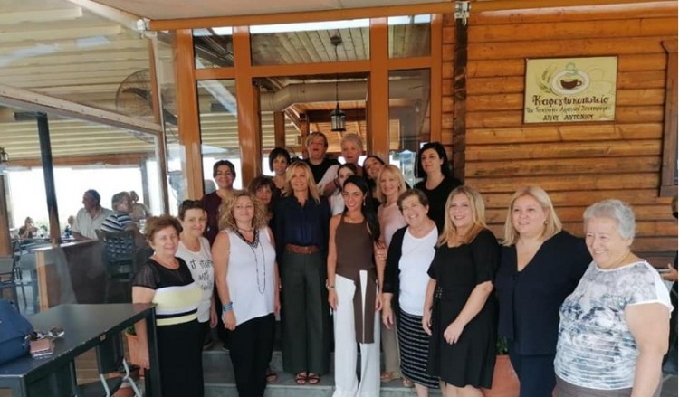 84η ΔΕΘ: Η Μαρέβα Μητσοτάκη φόρεσε ποδιά και άνοιξε φύλλο