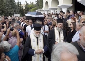 Θρήνος στην κηδεία του μοναδικού Λαυρέντη Μαχαιρίτσα (φωτο, βίντεο)
