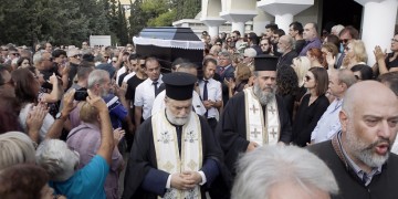 Θρήνος στην κηδεία του μοναδικού Λαυρέντη Μαχαιρίτσα (φωτο, βίντεο)
