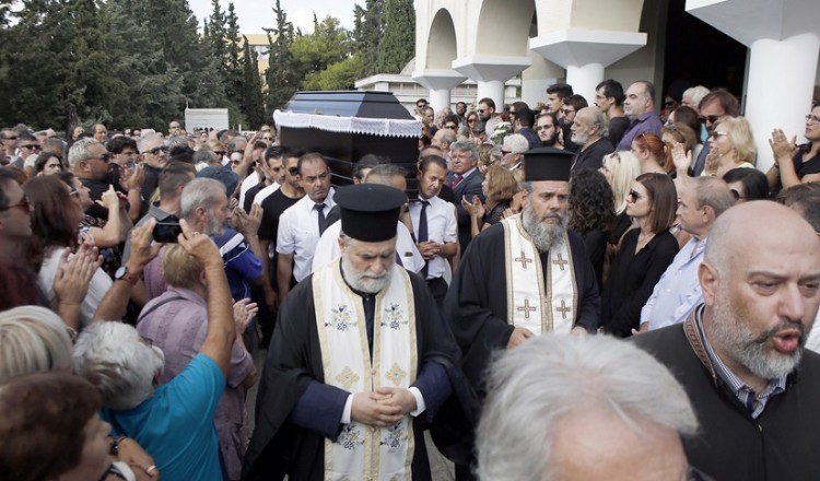 Θρήνος στην κηδεία του μοναδικού Λαυρέντη Μαχαιρίτσα (φωτο, βίντεο)