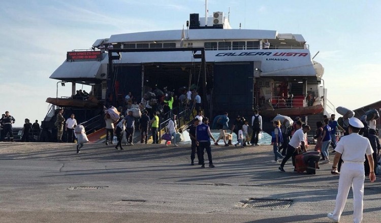 Στον Πειραιά 215 πρόσφυγες και μετανάστες από τη Μόρια