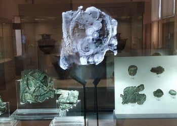 Μηχανισμός Αντικυθήρων και θραύσματα λίθων της Σελήνης στο Εθνικό Αρχαιολογικό Μουσείο