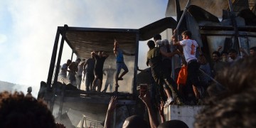 Φωτιά στον καταυλισμό της Μόριας: Δύο νεκροί, εκρηκτική κατάσταση (φωτο)