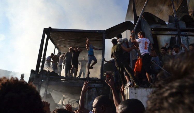 Φωτιά στον καταυλισμό της Μόριας: Δύο νεκροί, εκρηκτική κατάσταση (φωτο)