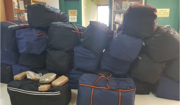 Σχεδόν ένας τόνος κάνναβης εντοπίστηκε σε όχημα που οδηγούσε 30χρονος στα Ιωάννινα