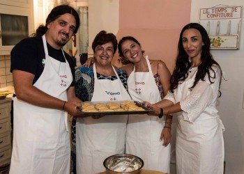 Δασκάλα από τη Νάξο «διδάσκει» τον ελληνικό τρόπο ζωής και την αυθεντική κουζίνα