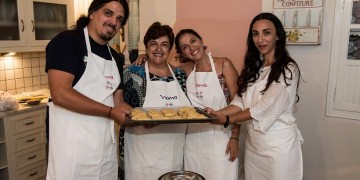 Δασκάλα από τη Νάξο «διδάσκει» τον ελληνικό τρόπο ζωής και την αυθεντική κουζίνα