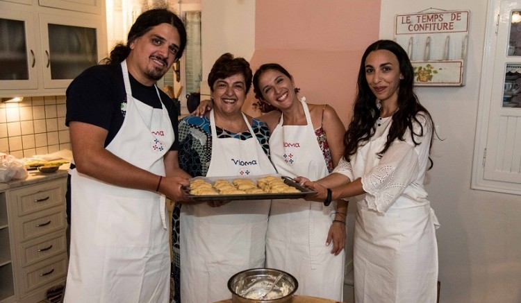 Δασκάλα από τη Νάξο «διδάσκει» τον ελληνικό τρόπο ζωής και την αυθεντική κουζίνα