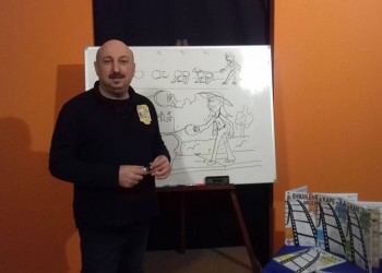 Ο Δημήτρης Νικολαΐδης σκιτσάρει στο Κανάλι της Βουλής