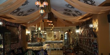 Θεσσαλονίκη: Μια διαφορετική εμπειρία Ανατολής «σερβίρουν» πρόσφυγες στο δικό τους καφενείο