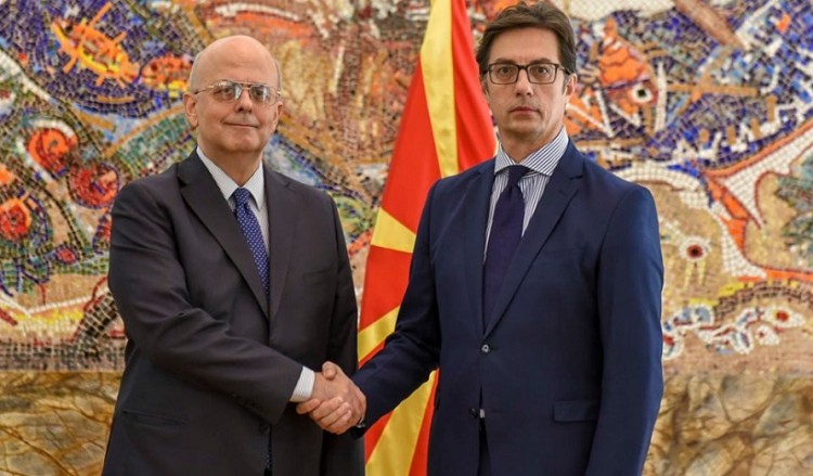Ο πρώτος πρέσβης της Ελλάδας στα Σκόπια: Ανέλαβε επίσημα τα καθήκοντά του