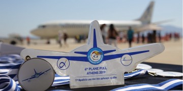 Άνδρας της ΕΚΑΜ τραβάει Boeing 737 στο αεροδρόμιο «Ελ. Βενιζέλος» για καλό σκοπό (φωτο, βίντεο)