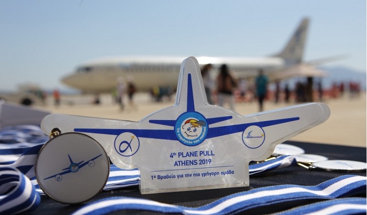 Άνδρας της ΕΚΑΜ τραβάει Boeing 737 στο αεροδρόμιο «Ελ. Βενιζέλος» για καλό σκοπό (φωτο, βίντεο)