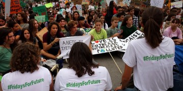 Πορεία μαθητών για την κλιματική αλλαγή στο κέντρο της Αθήνας