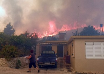 Φωτιά Ζάκυνθος: Ολονύχτια μάχη των πυροσβεστικών δυνάμεων με τις φλόγες