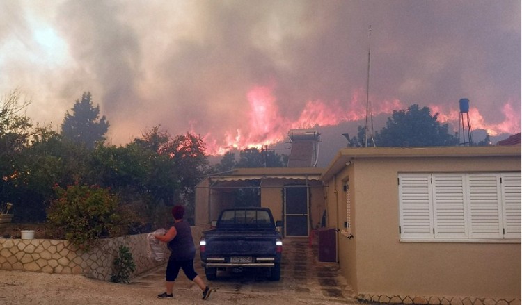Φωτιά Ζάκυνθος: Ολονύχτια μάχη των πυροσβεστικών δυνάμεων με τις φλόγες