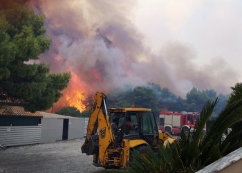 Σε ύφεση η φωτιά στη Ζάκυνθο – Άρχισαν εναέριες ρίψεις
