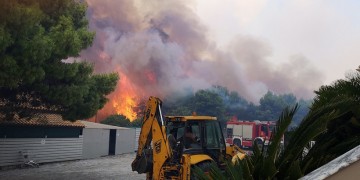 Σε ύφεση η φωτιά στη Ζάκυνθο – Άρχισαν εναέριες ρίψεις