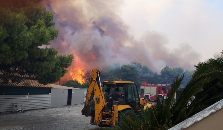 Σε ύφεση η φωτιά στη Ζάκυνθο – Άρχισαν εναέριες ρίψεις