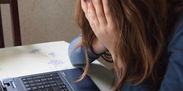 «Το παιδί μου αγχώνεται και δεν θέλει να πάει σχολείο»: Συμβουλές από το Χαμόγελο του Παιδιού