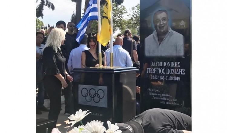 Η λέξη «Τραντέλλενας» και δύο σημαίες στον τάφο του Γιώργου Ποζίδη