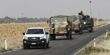 Τουρκικά στρατιωτικά οχήματα περιπολούν στη βόρεια Συρία (φωτ. αρχείου: EPA/STR)