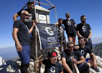 Χόρεψαν πυρρίχιο στην υψηλότερη κορυφή των Βαλκανίων και σήκωσαν τη σημαία για τα 100 χρόνια από τη Γενοκτονία των Ποντίων (βίντεο)