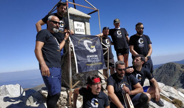 Χόρεψαν πυρρίχιο στην υψηλότερη κορυφή των Βαλκανίων και σήκωσαν τη σημαία για τα 100 χρόνια από τη Γενοκτονία των Ποντίων (βίντεο)