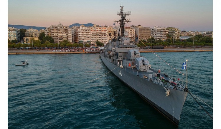 Θεσσαλονίκη: Χιλιάδες επισκέπτες στο αντιτορπιλικό «Βέλος»