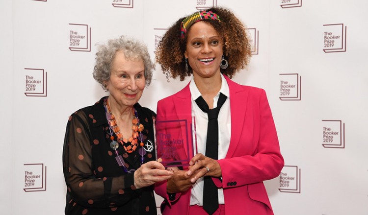 Man Booker Prize 2019: Το μοιράστηκαν Άτγουντ και Εβαρίστο