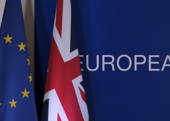 Η Βρετανία τορπιλίζει τη συμφωνία για το Brexit