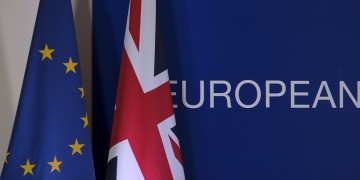 Η Βρετανία τορπιλίζει τη συμφωνία για το Brexit