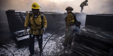 Φωτιές «σβήνουν» από το χάρτη τη νότια Καλιφόρνια