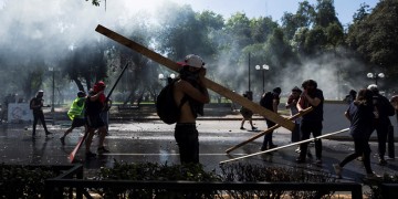Έκρηξη οργής στη Χιλή, τουλάχιστον 12 νεκροί διαδηλωτές