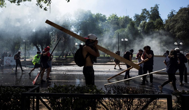 Έκρηξη οργής στη Χιλή, τουλάχιστον 12 νεκροί διαδηλωτές