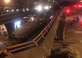 Βίντεο-σοκ από κατάρρευση γέφυρας στην Κίνα