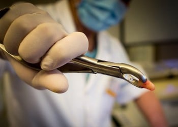 Covid-19: Μπορεί να επιδεινώσει και τα οδοντιατρικά προβλήματα;