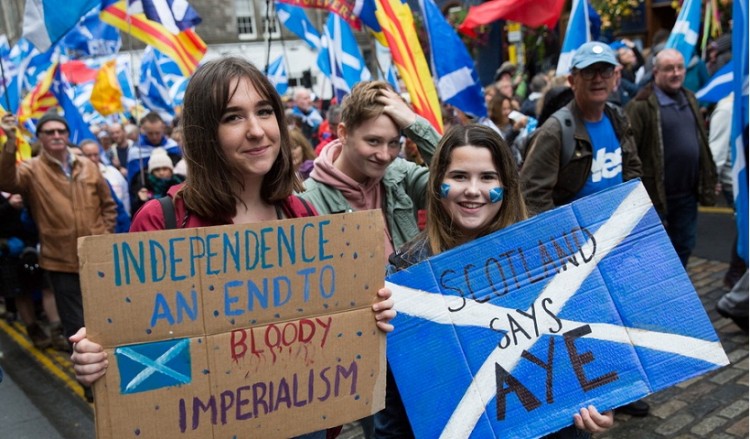 Οι Σκωτσέζοι διαδήλωσαν υπέρ της ανεξαρτησίας