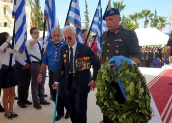 Συγκίνηση και χειροκρότημα για τον 96χρονο βετεράνο του Ελ Αλαμέιν Πλάτωνα Συναδινό