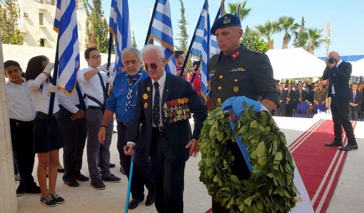 Συγκίνηση και χειροκρότημα για τον 96χρονο βετεράνο του Ελ Αλαμέιν Πλάτωνα Συναδινό