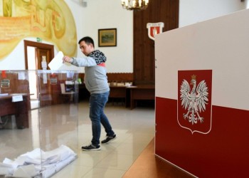 Πολωνία: Οριακή πλειοψηφία του κυβερνώντος κόμματος PiS στην κάτω βουλή