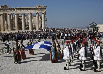 75 χρόνια από την απελευθέρωση της Αθήνας – Έπαρση της ελληνικής σημαίας στην Ακρόπολη (φωτο)