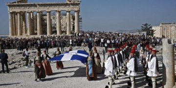 75 χρόνια από την απελευθέρωση της Αθήνας – Έπαρση της ελληνικής σημαίας στην Ακρόπολη (φωτο)