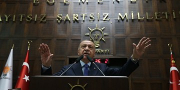 Κλιμακώνει ο Ερντογάν στη Συρία μετά το θάνατο των Τούρκων στρατιωτών