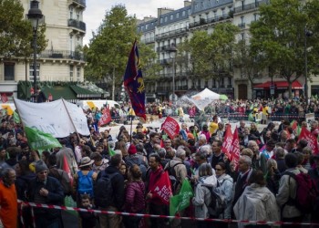 Γαλλία: Διαδήλωση για το νομοσχέδιο που επιτρέπει εξωσωματική σε λεσβίες και γυναίκες χωρίς σύντροφο (βίντεο)