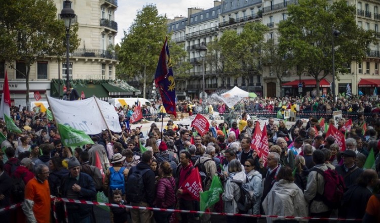 Γαλλία: Διαδήλωση για το νομοσχέδιο που επιτρέπει εξωσωματική σε λεσβίες και γυναίκες χωρίς σύντροφο (βίντεο)