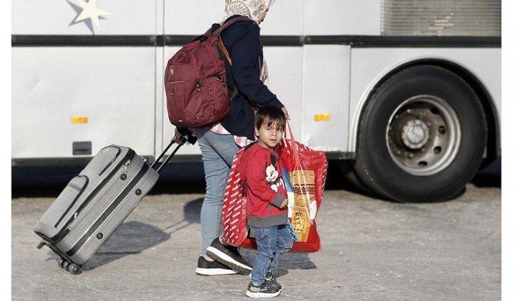 Απομακρύνθηκαν πρόσφυγες και μετανάστες από την πλατεία Βικτωρίας